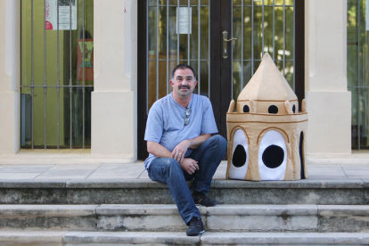 El president de la FAVR, Valentín Rodríguez, amb part de la mascota de la Federació, la Campi, a l'accés al Mas Vilanova.