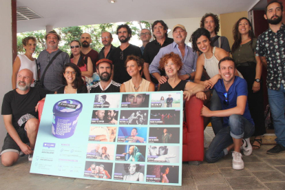 Pla mitjà dels artistes presents en la presentació de la programació de la temporada de tardor de la Sala Trono. Foto del 3 de setembre del 2019 (Horitzontal).
