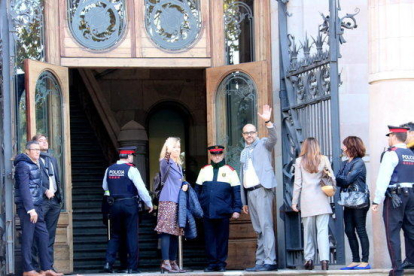 La alcaldesa Neus Lloveras y el conseller Miquel Buch entrando en el Palau de Justícia para declarar por el 1-O.