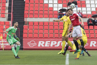 Manu Barreiro intenta rematar una pelota durante el enfrentamiento disputado contra Osasuna en el Nou Estadi.