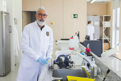 El responsable de la Policia Científica de la Regió Policial del Camp de Tarragona, Josep Dávila, ahir al laboratori de la comissaria de Campclar, on realitzen procediments per trobar empremtes.