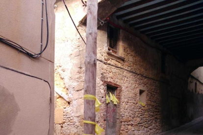 Els llaços grocs s'han col·locat en cases en mal estat o pals de la llum col·locats al mig del carrer.