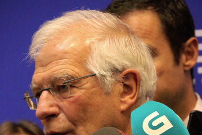 El ministro de Exteriores español, Josep Borrell, durante la atención a los medios en el Parlamento Europeo, en Bruselas el 26 de junio.