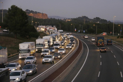 Plano general de la marcha lenta de camiones por la AP-7 en sentido Tarragona.