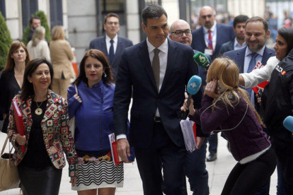El secretario general del PSOE, Pedro Sánchez, llega al Congreso de los Diputados acompañado de la portavoz, Margarita Robles, entre otros.