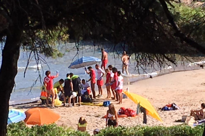 Los sanitarios atendiendo al hombre en la playa de los Capellans.