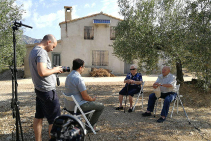 Un momento de la grabación del testimonio de dos de los supervivientes de los bombardeos de Tortosa para el documental.