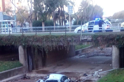 El cotxe que va caure pel Pont del Raval de Gràcia va quedar mig destrossat.