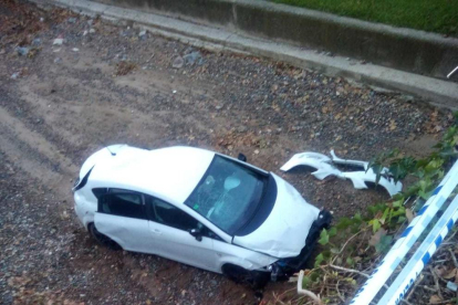 El coche que cayó por el pont del Raval de Gracia quedó medio destrozado.