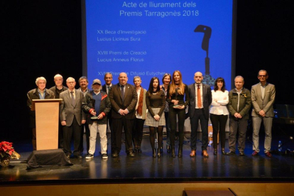 Imatge de família dels premiats i els representants de les institucions.