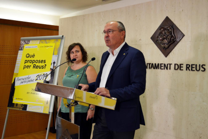 El alcalde de Reus, Carles Pellicer, y la concejala Montserrat Flores, durante la presentación de los presupuestos participativos.