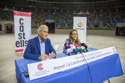 Los encargados de firmar el acuerdo han sido el responsable de Comunicación y Relaciones Externas de Repsol en Tarragona, Josep Bertran, y la presidenta de la Coordinadora de Colles Castelleres de Catalunya (CCCC), Inés Solé.