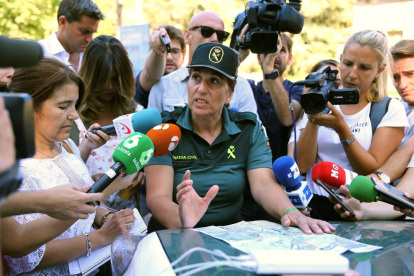 La portavoz de la Guardia Civil, Mercedes Martín, se apoya de un mapa para explicar a los medios de comunicación las labores de búsqueda de Blanca Fernández Ochoa, en Cercedilla