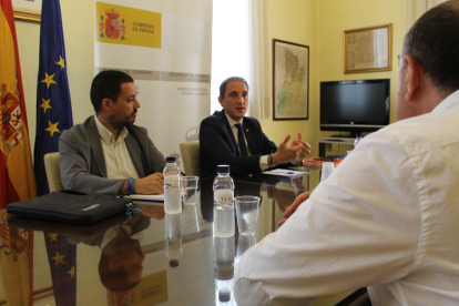 El subdelegat del govern espanyol, José Crespín, reunit amb els representants de l'Associació de Transportistes ASTORANS LLEIDA.