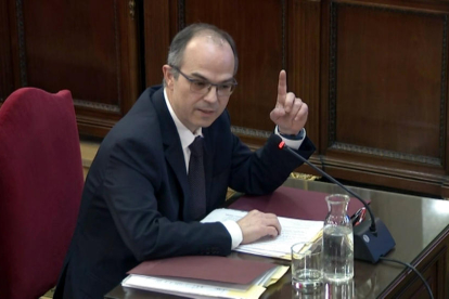 El exconseller de la Presidencia Jordi Turull alzando el dedo índice mientras responde las preguntas del fiscal.