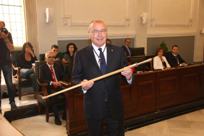 El alcalde de Reus, Carles Pellicer, en el momento de recoger la vara de alcalde.
