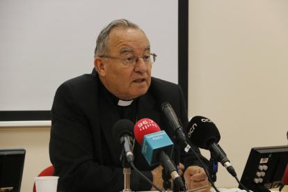Pla mig de Jaume Pujol, arquebisbe de Tarragona, en roda de premsa. Imatge del 31 de maig de 2018