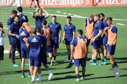 Els jugadors del Cádiz s'exerciten aquesta setmana per a intentar preparar de la millor manera el partit contra el Nàstic.