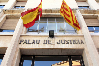 Entrada de la Audiencia provincial de Tarragona.