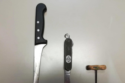 El cuchillo, la navaja y el punzón que la Policía Local de Banyoles ha decomisado al detenido.