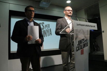 El vicepresident primer del Parlament, Josep Costa, i l'advocat i diputat electe al Congrés Jaume Alonso Cuevillas, a la seu de JxCat.