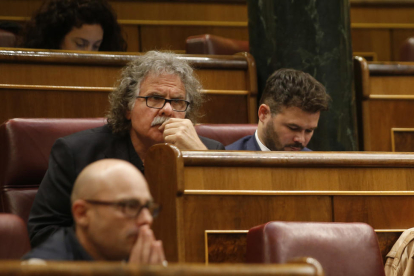 Imagen de los diputados republicanos Joan Tardà y Gabriel Rufián durante el debate de la moción de censura.