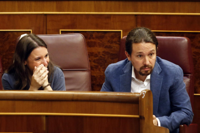 Irene Montero y Pablo Iglesias en sus escaños del Congreso de Diputados.