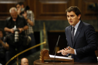 Albert Rivera gesticulant durant la seva intervenció a la moció de censura a Mariano Rajoy.