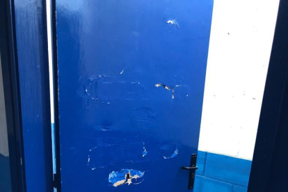 Una porta trencada en els vestidors del camp del Torreforta