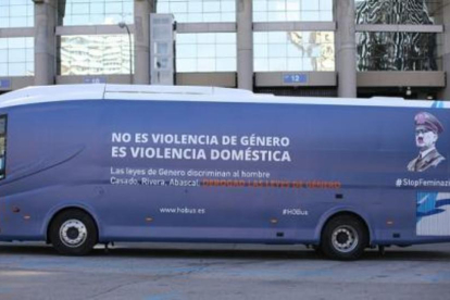 Imatge de l'autobús d'Hazte Oír que diu que 'les lleis de gènere discriminen l'home'.