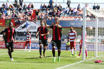 Imagen de Miguel Linares y algunos compañeros celebrando un gol en el partido contra El Granada en el Estadi Municipal.