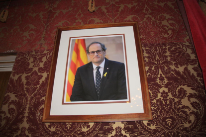 El retrat de Quim Torra al saló de plens de l'Ajuntament de Tarragona.