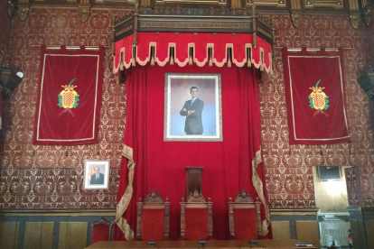 Plano general del salón de plenos del Ayuntamiento de Tarragona, antes de la retirada del retrato de Felipe VI (Horizontal).
