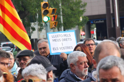 Plano detalle de una de las pancartas exhibidas durante la concentración en Tarragona contra el veto de la JEC.