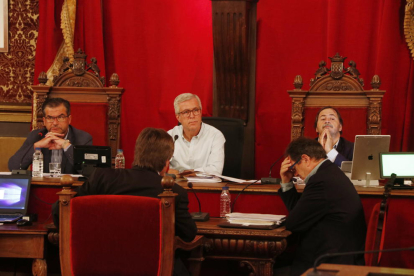 El alcalde de Tarragona, Josep Fèlix Ballesteros, sentado entre los tenientes de alcalde José Luis Martín y Pau Pérez, en el pleno extraordinario.