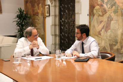 Pla de la reunió entre el president de la Generalitat, Quim Torra, i el vicepresident del Govern, Pere Aragonès.