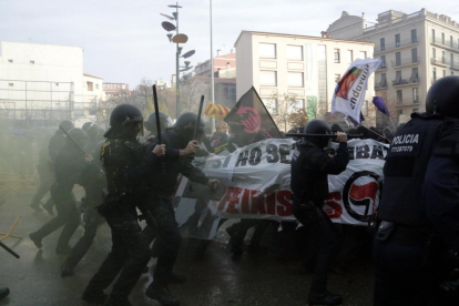 Mossos d'Esquadra carregant contra els manifestants, aquest 6 de desembre, a Girona.