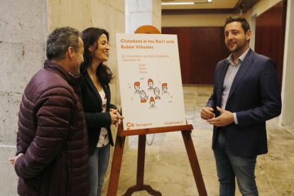 El portavoz de Cs en Tarragona, Rubén Viñuales, con los concejales presentando la campaña 'Ciudadanos en tu barrio'.