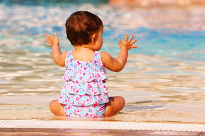 Imagen de un bebé en la piscina.