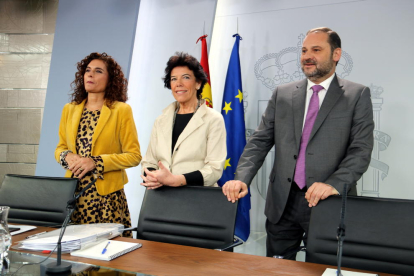De izquierda en derecha, la minsitra de Hacienda, Maria Jesús Montero, la portavoz, Isabel Celáa, y el ministro de Fomento, José Luís Ábalos.