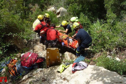 Imágenes de los equipos del GRAE y GEM evacuando al herido a la Sierra del Montsià.