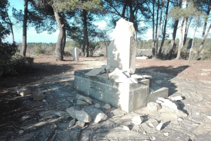 Uno de los monumentsque han sido destrozados ala tierra Alta.