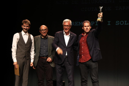 Jaume C. Pons Alorda aixecant el 29è premi de novel·la Pin i Soler damunt l'escenari del Teatre Metropol de Tarragona.