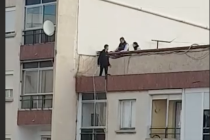 Imagen del chico en la azotea de un edificio en Reus.