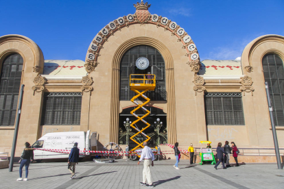 La porta d'accés al Mercat per la plaça Corsini romandrà tancada durant la instal·lació del carilló.