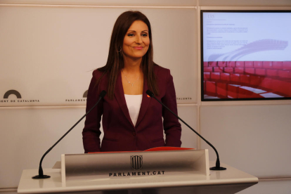 La diputada de Cs Lorena Roldán, en una rueda de prensa en el Parlament.