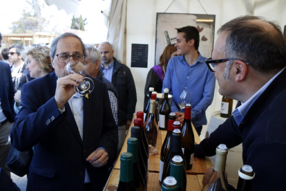 El presidente de la Generalitat, Quim Torra, bebiendo de una copa en la Fira del Vi de Falset.