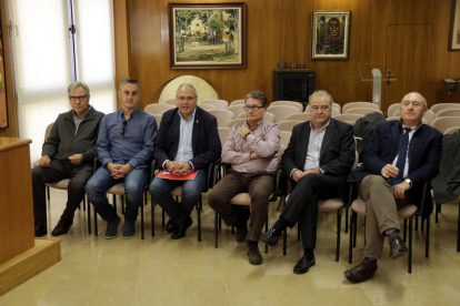 Els alcaldes del Pacte de Berà, asseguts al costat del director adjunt de la Xarxa Sanitària Santa Tecla, Joan Aregio.