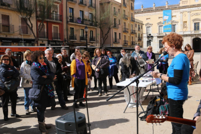 Una representant d'Stop Mare Mortum presenta l'acte 'Paraules per la Pau' de Tarragona per les refugiades, el passat 4 de març de 2018.