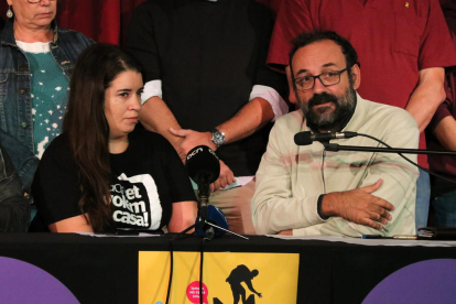 El activista Tamara Carrasco al lado del abogado Benet Salellas.